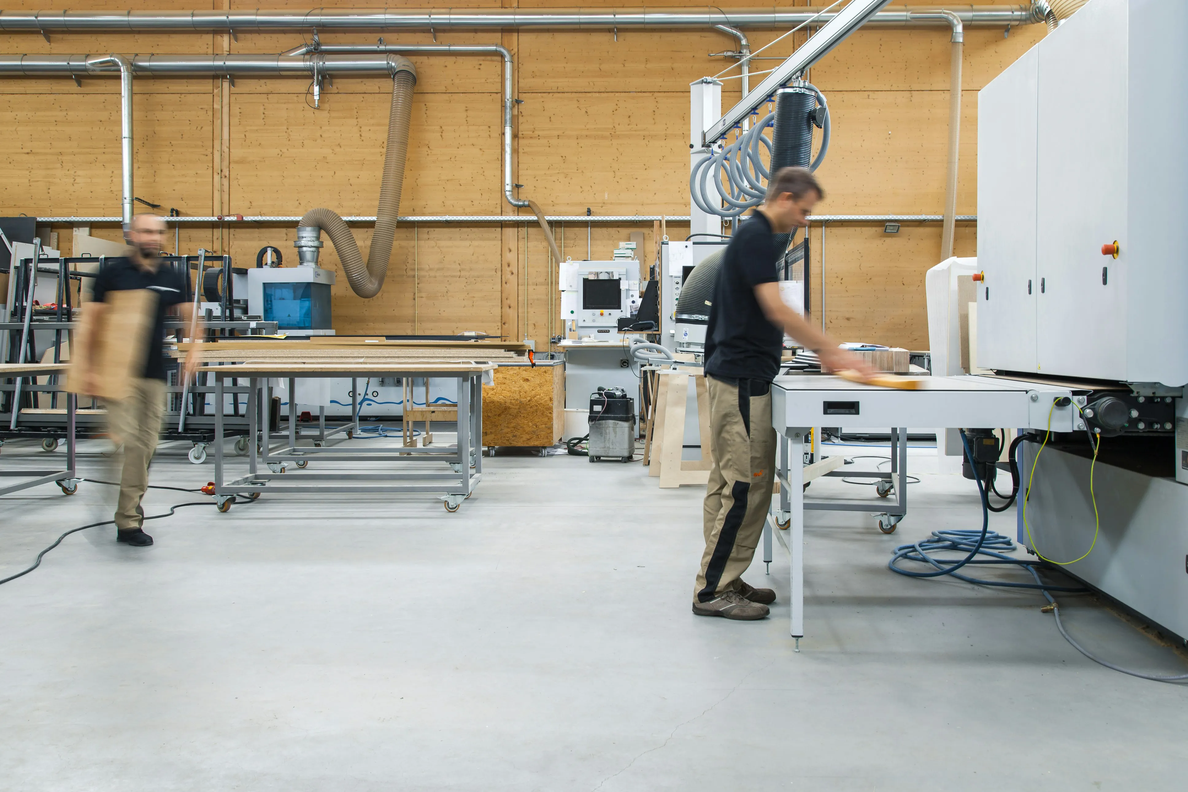 Una falegnameria con degli operai che lavorano