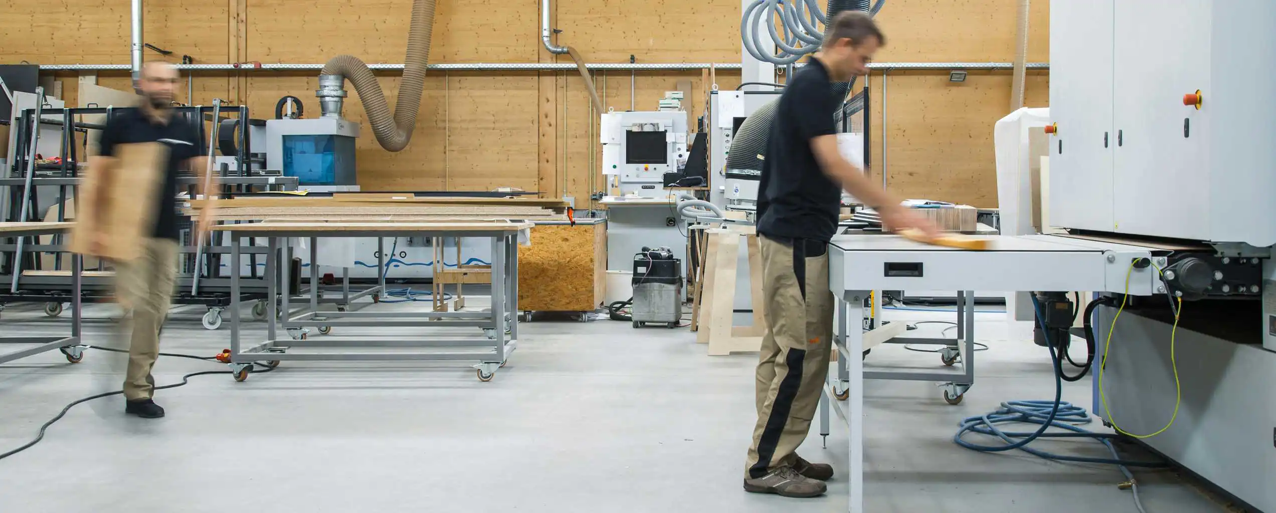 Una falegnameria con degli operai che lavorano