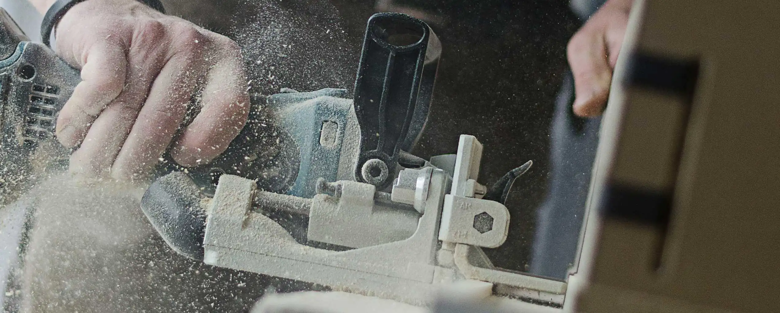 Un falegname che sega un pezzo di legno